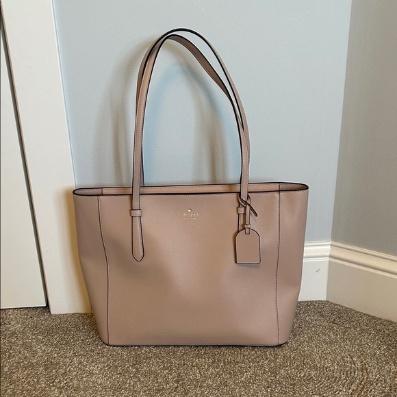 kate spade Handbags - Kate Spade Schuyler Medium Tote